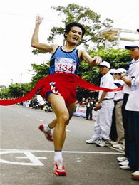 Nguyễn Văng Sỹ (Thanh Hóa) người đoạt giải nhất cự ly 7.000 m nam trẻ Việt dã Tiền phong 48 – 2007 là học trò của Lưu Văn Hùng 


